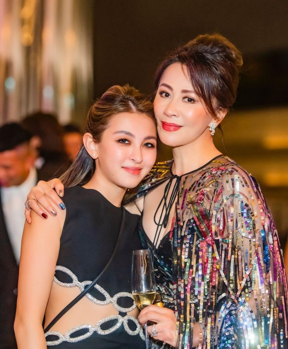 上山诗钠晒照为女儿庆生,26岁hilary比妈白不少,不像母女像姐妹_腾讯