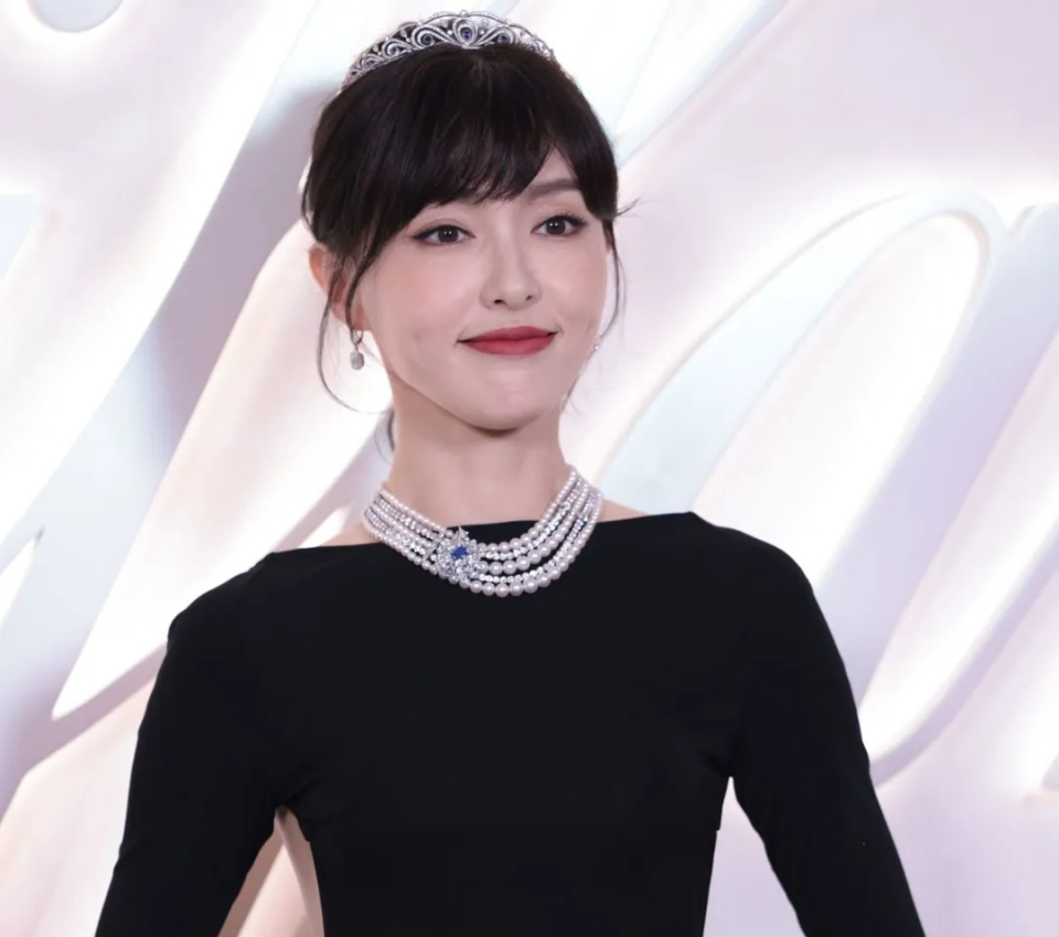 40岁唐嫣最新生图引热议,苹果肌抢镜年龄感重,网友感叹老了_腾讯新闻