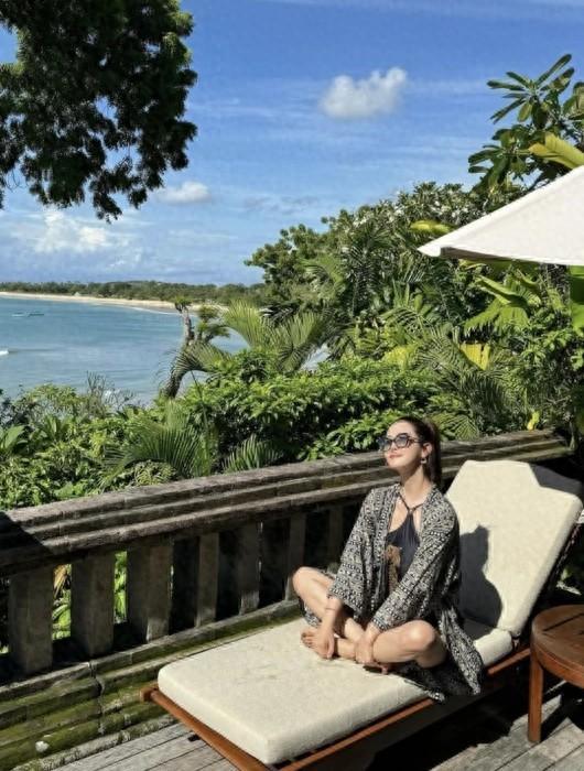 韩国知名女星晒近照修图痕迹明显韩网友发现连酒杯都弯了