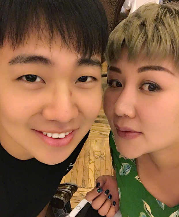 郭德纲深情表白为老婆庆生,王惠一个动作彰显对继子郭麒麟的态度_腾讯