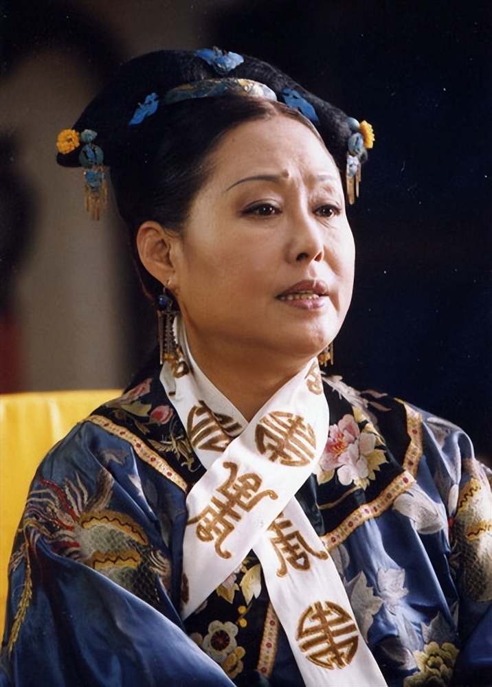 73岁斯琴高娃不再坐轮椅拍戏声音洪亮演技出众国籍问题引热议