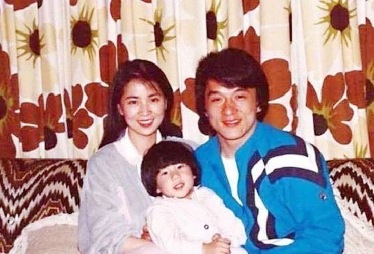 成龙生日多位明星送祝福,这一天,再次体现了他的"江湖