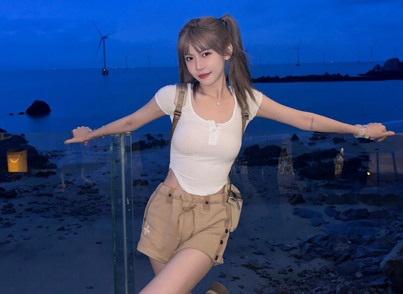 周淑怡拍摄自己的鼠标键盘,表面光鲜亮丽,设备脏到包浆