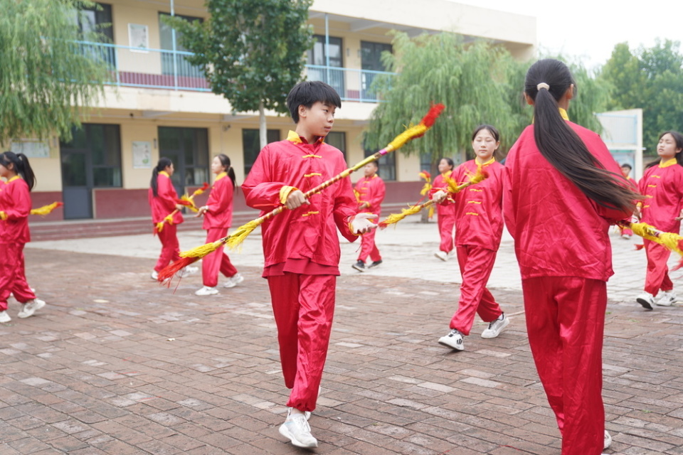 河北沙河:传承传统文化,非遗"花棍舞"进校园