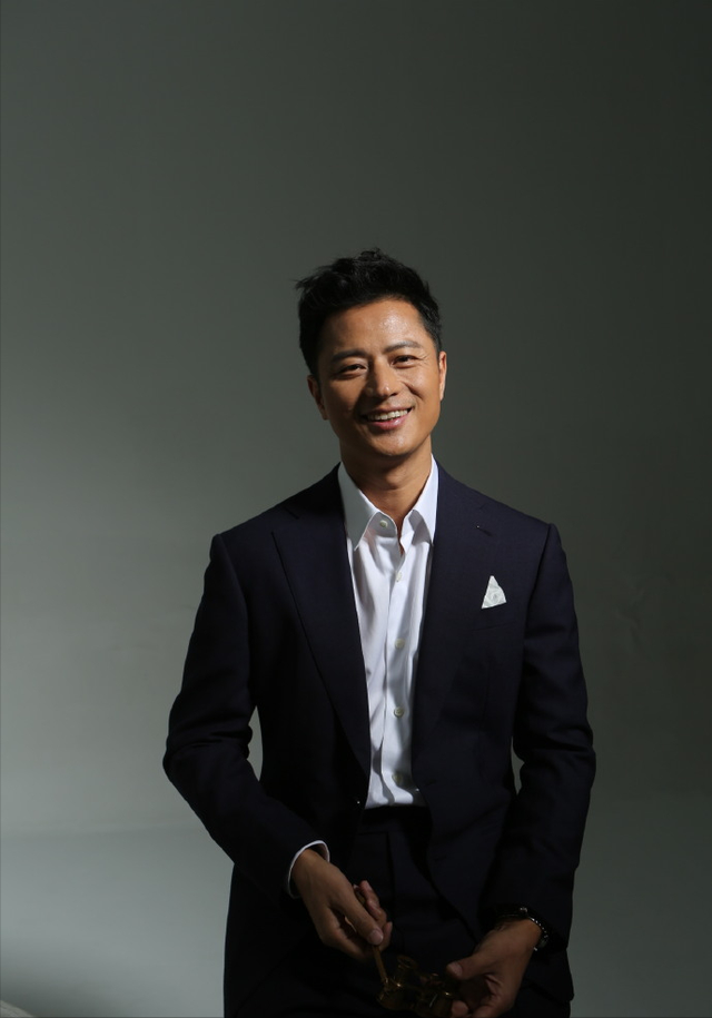 林江国:长得帅演技好,戏红人不红,46岁有妻有女幸福着