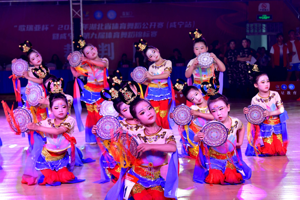 比赛现场灯光璀璨,摇曳多变的桑巴舞,利落紧凑的恰恰舞,舒展优美的