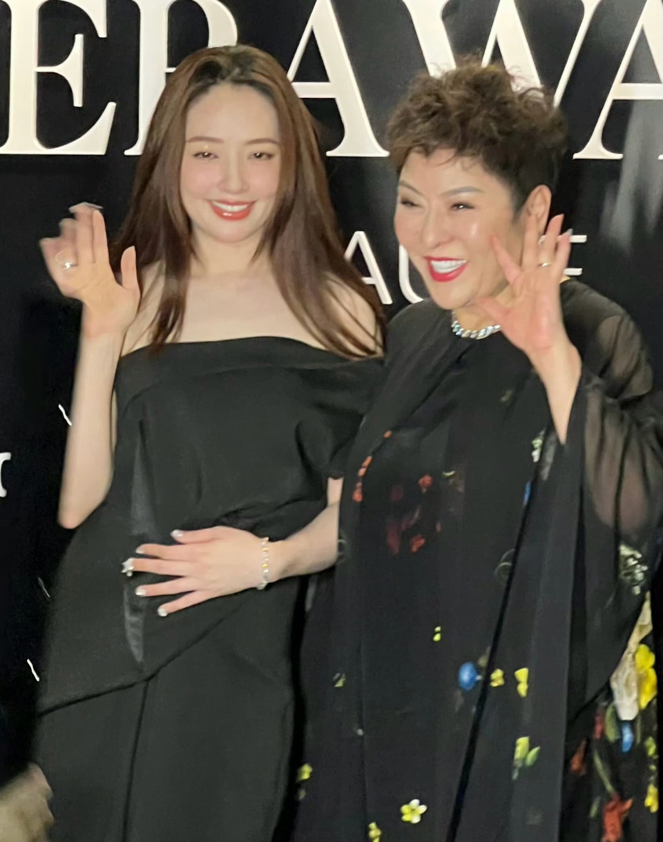 郭碧婷与婆婆向太同框亮相,礼服宽松显发福,手抚肚子被疑怀三胎