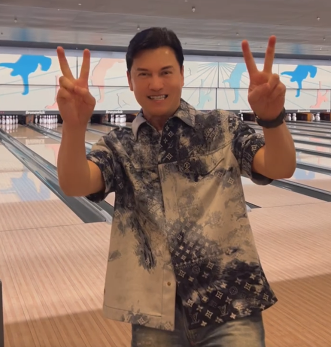 现年67岁的他,头发非常浓密,身材完全没有发福,不愧是公认的冻龄男神