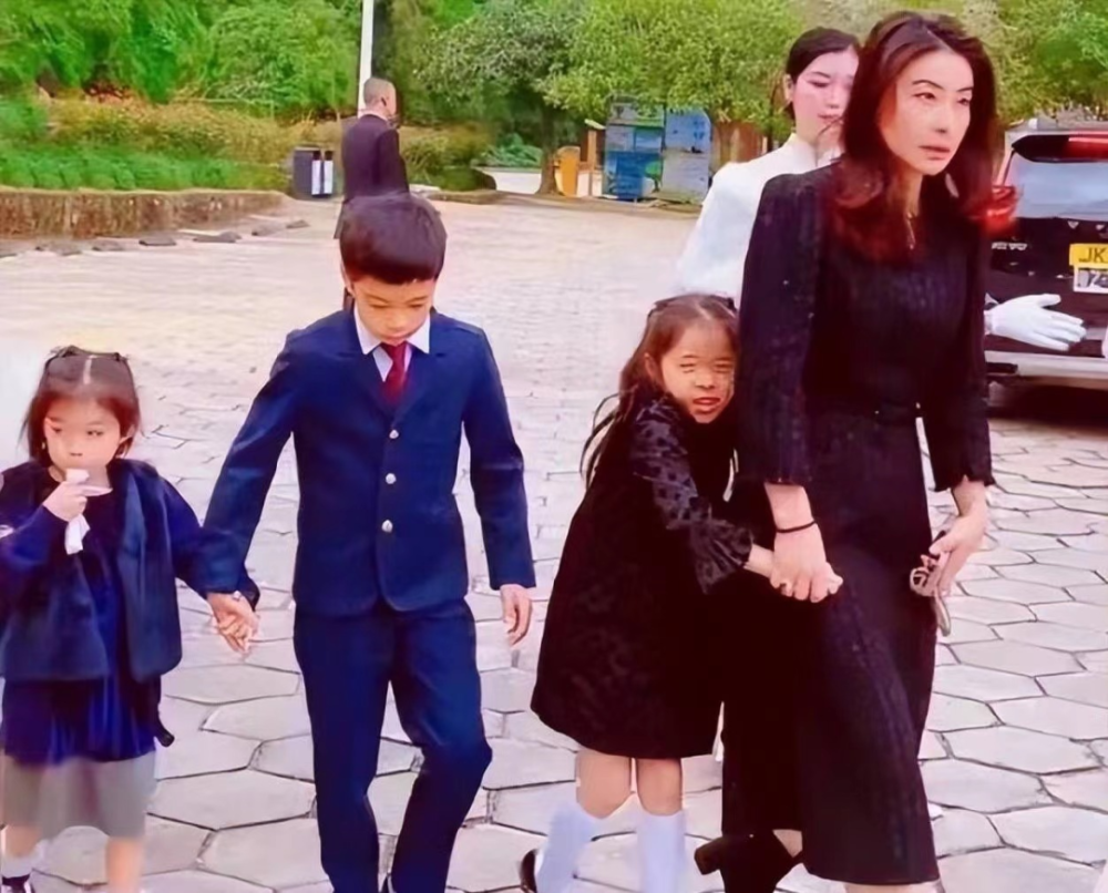 郭晶晶3个孩子,儿子长得像太爷爷,俩女儿遗传奶奶的"富贵眼"