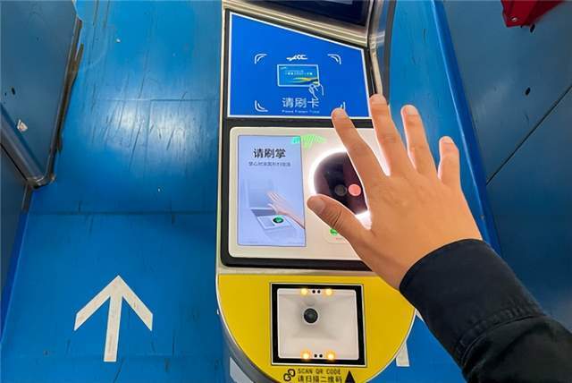 前两天有这么一则报道,北京地铁的大兴机场线不用刷卡和刷码,只需要