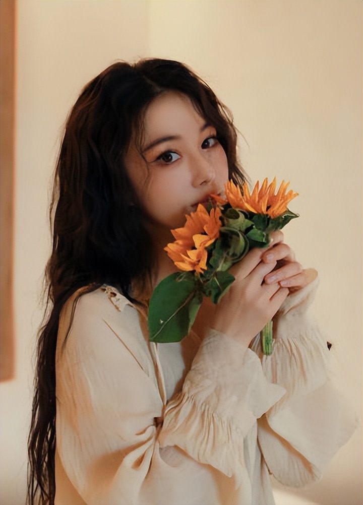 张馨予高调晒老公视角,卷发红唇慵懒风情,对镜wink秀足恩爱-腾讯新闻