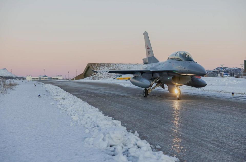 5亿美元,采购24架丹麦二手f16战机,枭龙