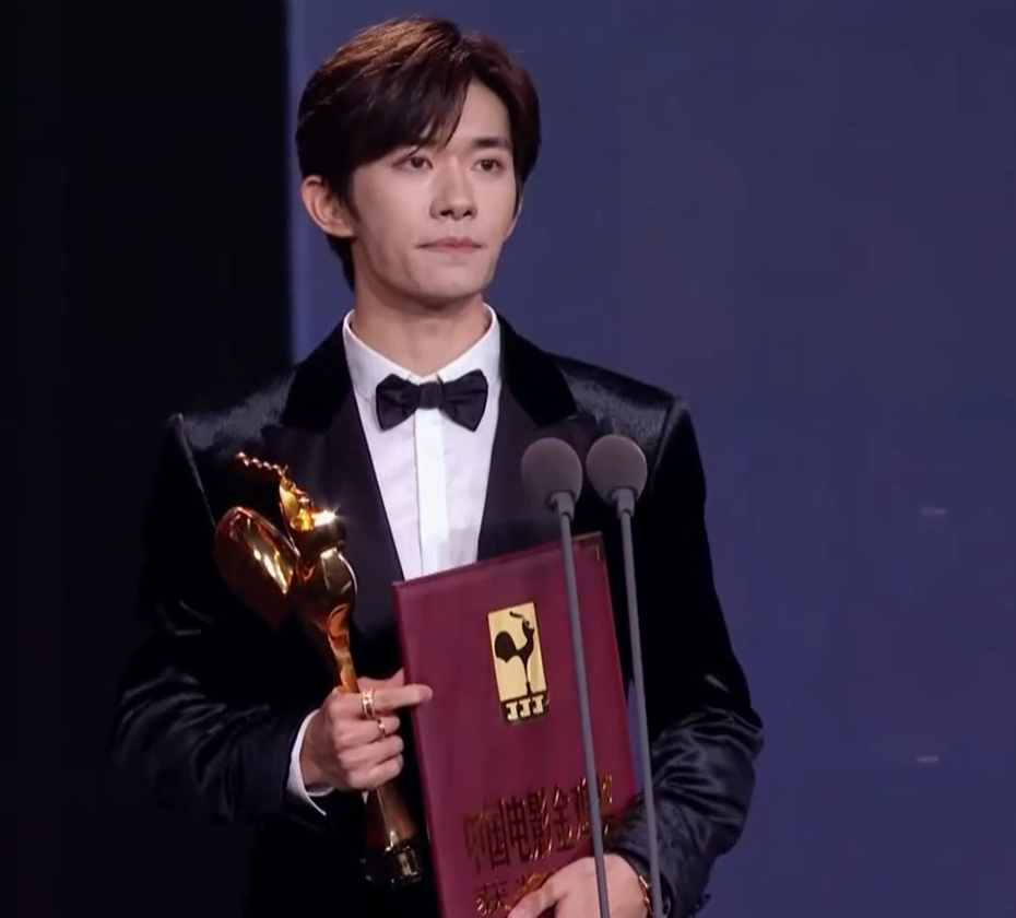 金雞獎頒獎名場面！宋佳二封詠梅失落，易烊千璽拿獎張藝謀樂開花