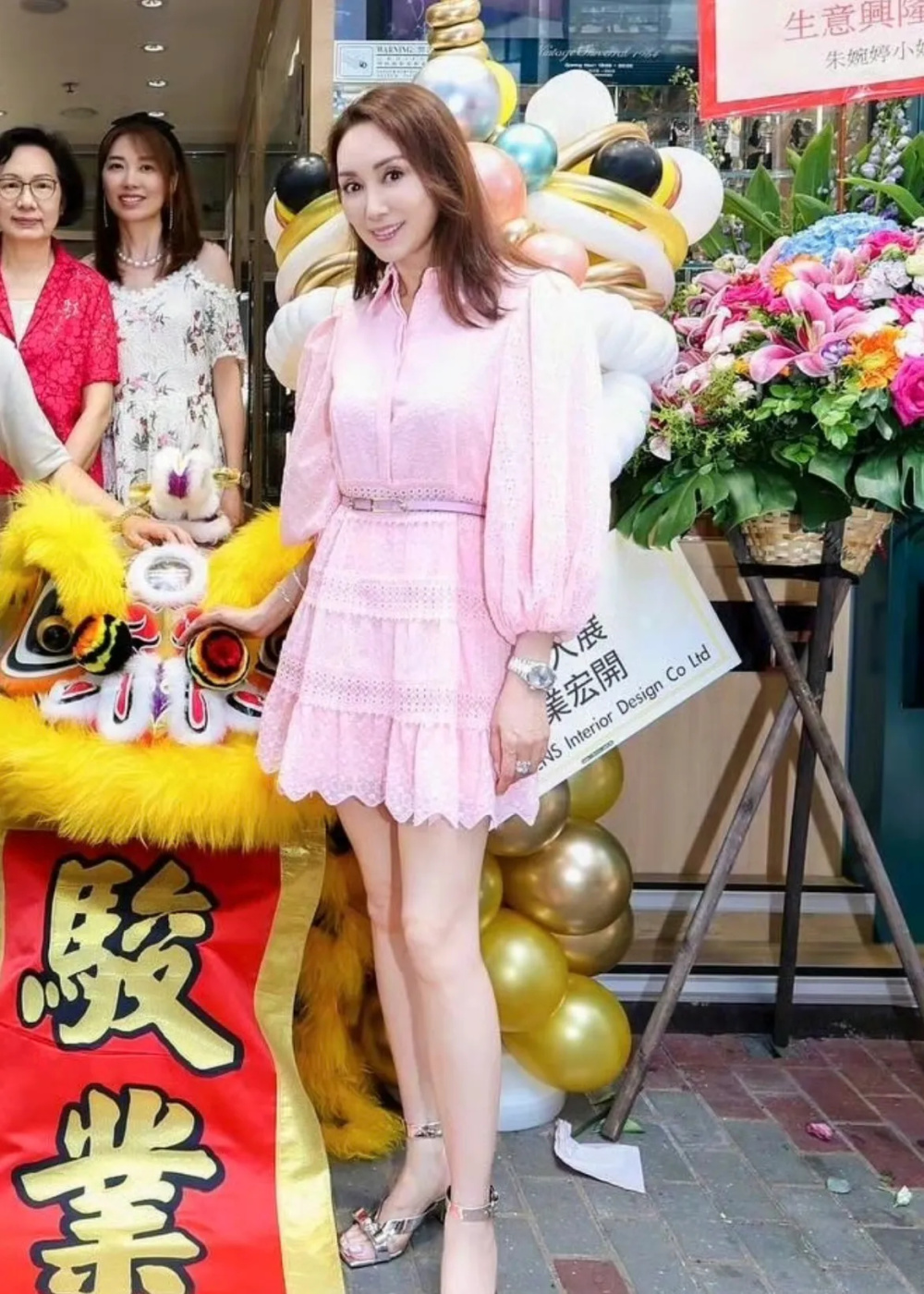 熊黛林老公名表店开业,全家总动员出席支持,二姐郭可盈打扮粉嫩