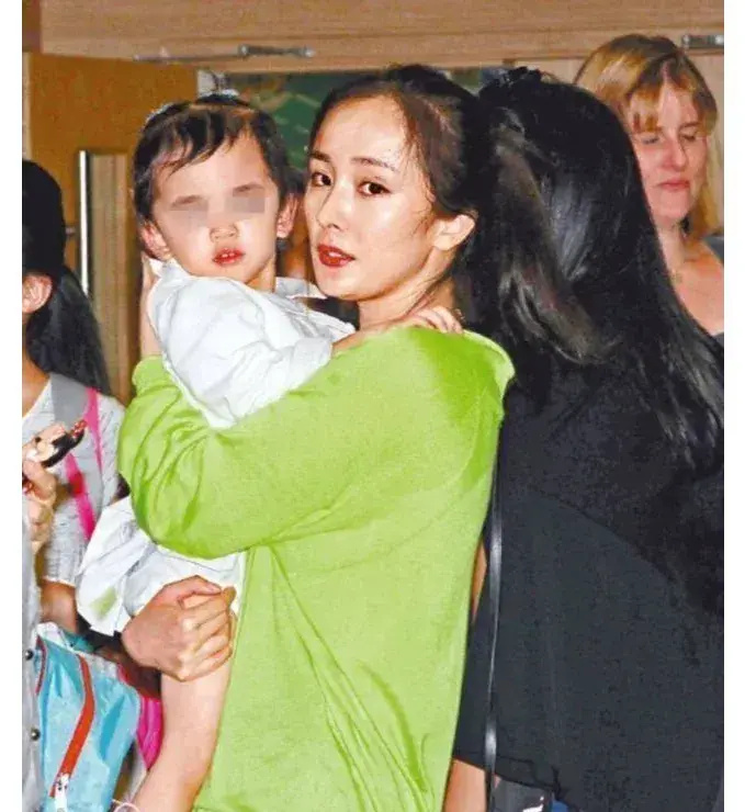 杨幂六一为小糯米送生日祝福,宠溺喊"我闺女",母女俩长得好像