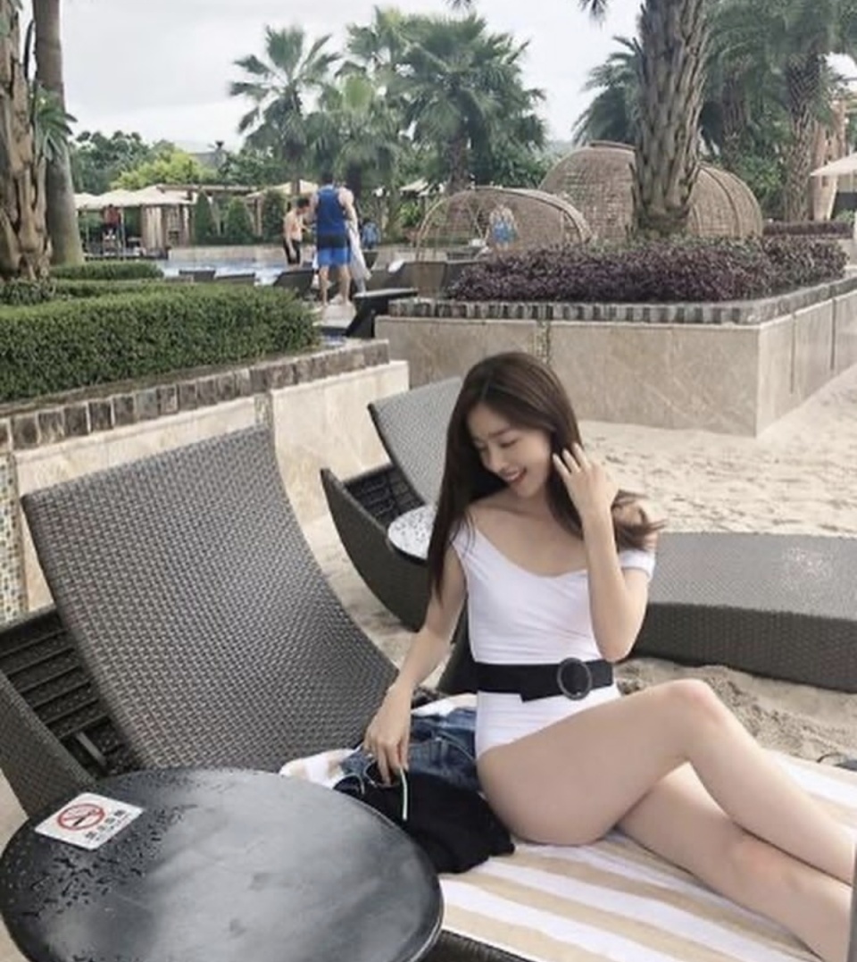 韩善花的夏日泳装造型,搭配发带和渔夫帽,时尚感满分