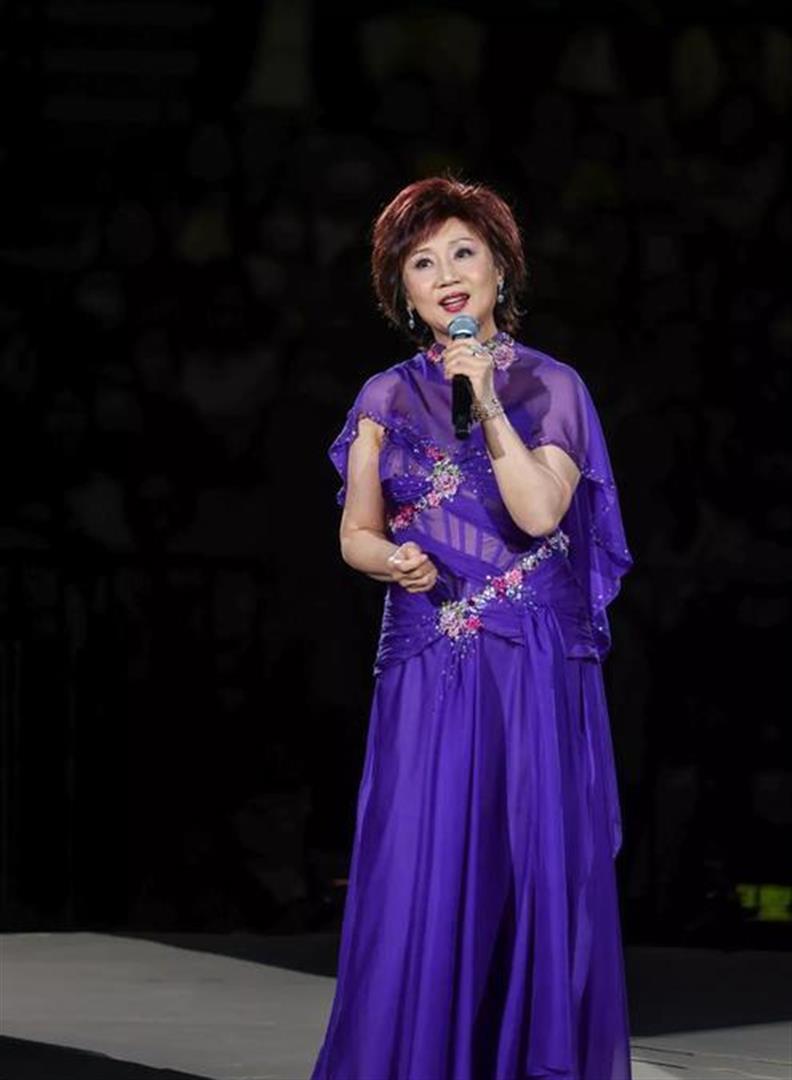 66岁张德兰突发意外！后台摔倒送医，曾上春晚爆火结婚37年无儿女_腾讯新闻