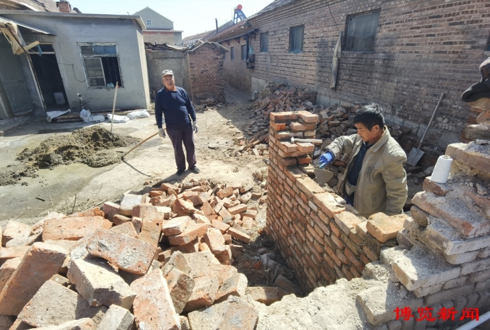 在赵瓦村西门北侧闲置多年的农机站里,同样有一批工人忙碌地施工.