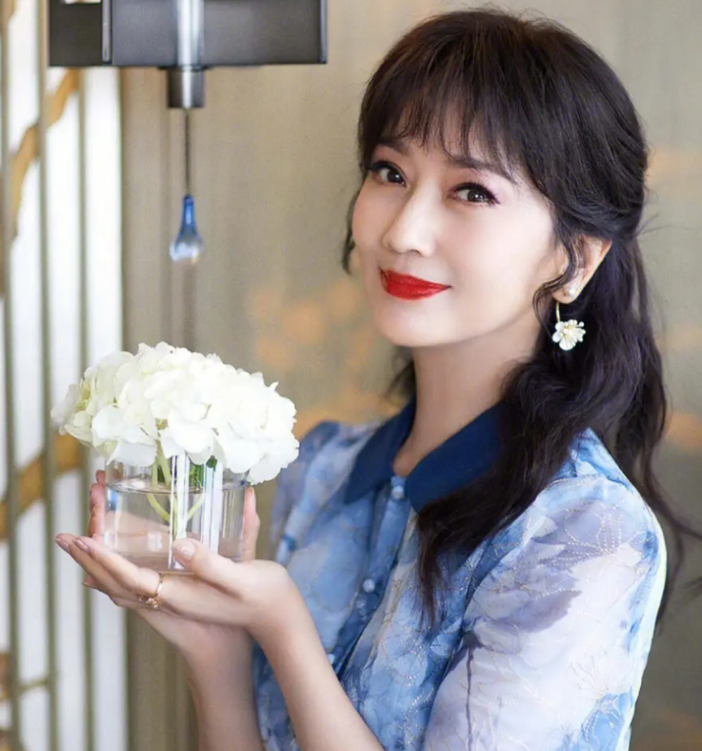 69岁赵雅芝生图曝光,与精修图有差别,眼尾皱纹炸花仍优雅美丽
