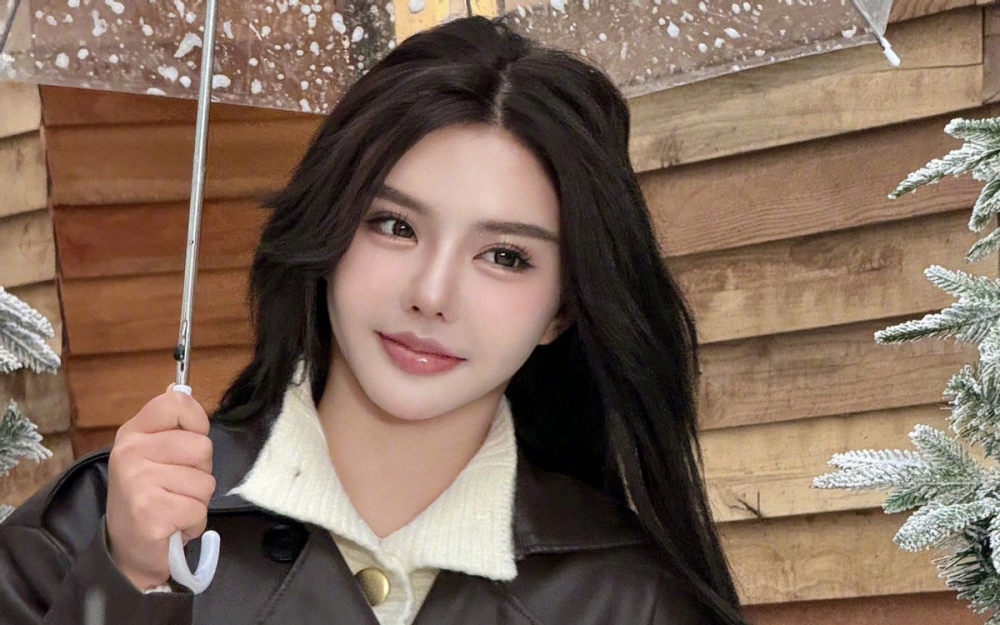 韩安冉被妈妈继父遗弃虐待,决定起诉母亲夺回房产,经历让人同情