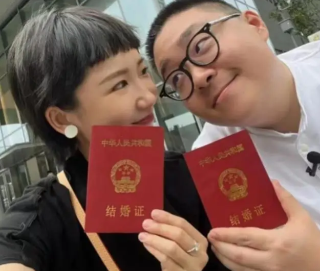 郝劭文与老婆补办婚礼，林宁瑞打扮得像明星，腹部突出被猜怀孕_腾讯新闻