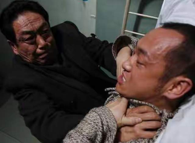 78歲戲骨逐夢演藝圈，娶小37歲的妻子生兒育女，王奎榮成配角傳奇 - 