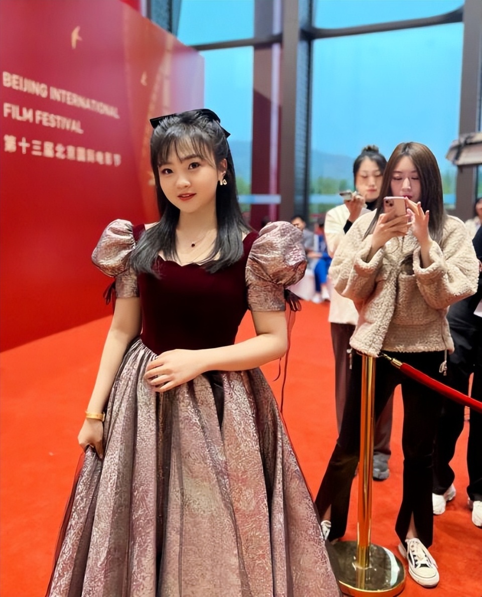 24岁林妙可参加婚礼,被指打扮土气,无滤镜照身材太胖吓坏网友