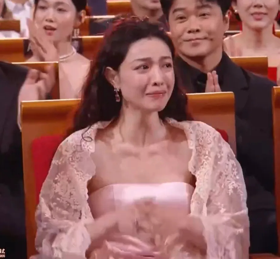 金雞獎頒獎名場面！宋佳二封詠梅失落，易烊千璽拿獎張藝謀樂開花 - 