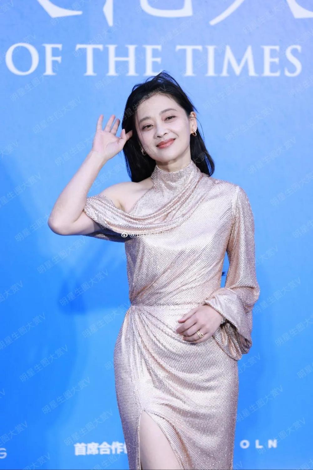 容祖儿的一身装扮看上去十分有力量,走起路来更是霸气侧露,气场全开