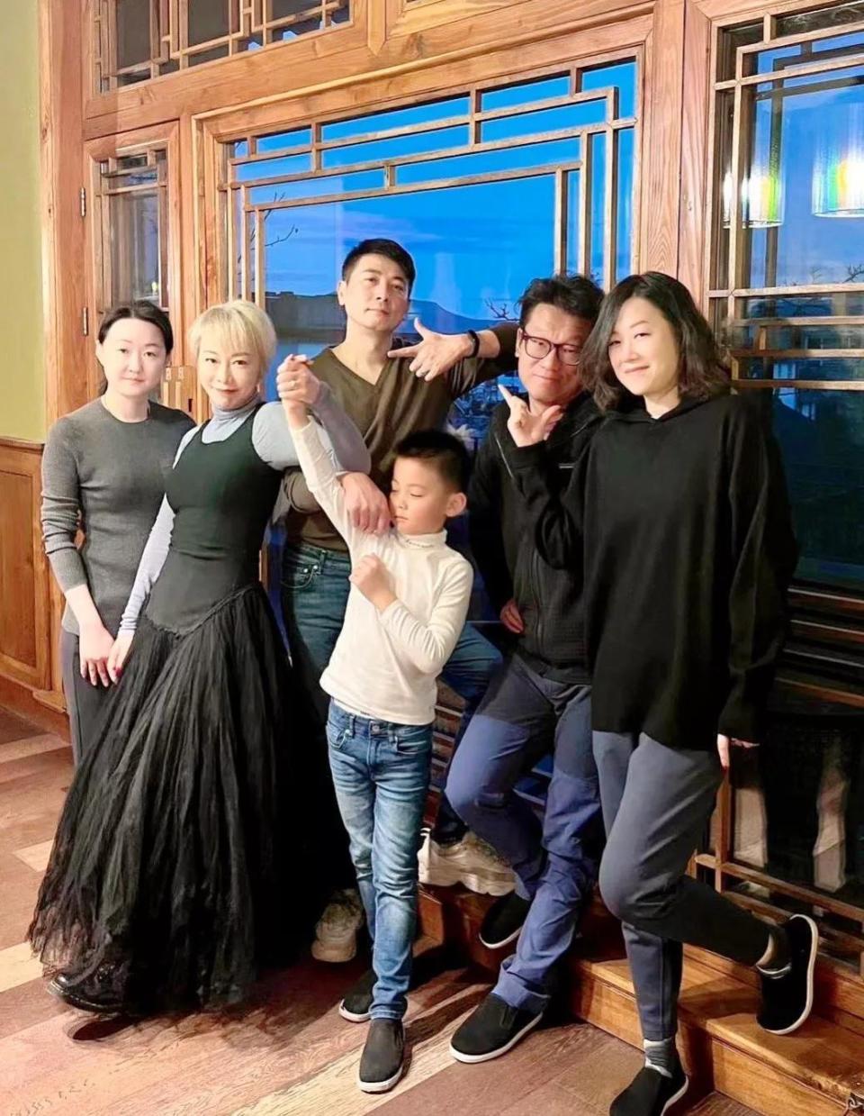 保剑锋为老婆庆54岁生日一家三口到云南旅游8岁儿子罕见出镜