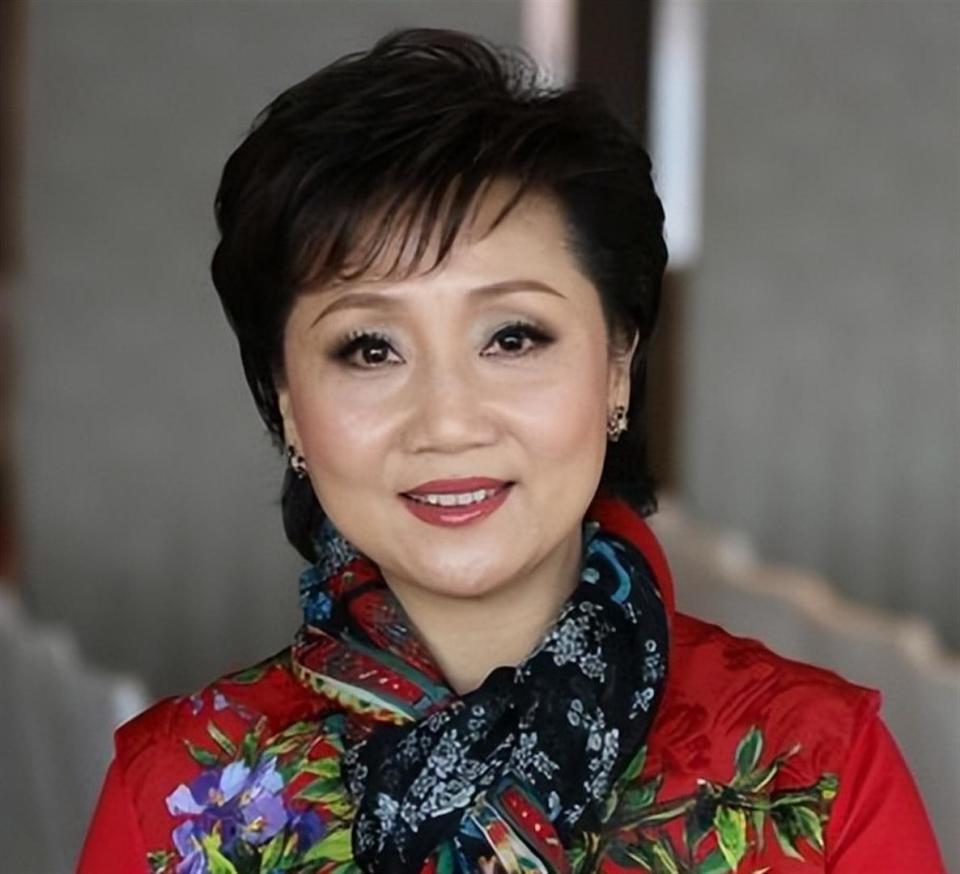 66岁张德兰突发意外！后台摔倒送医，曾上春晚爆火结婚37年无儿女_腾讯新闻