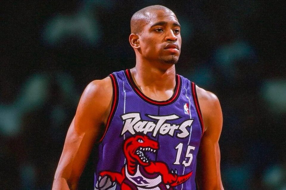 作为历史上第一个打四个时代篮球的球员猛龙准备退役卡特球衣