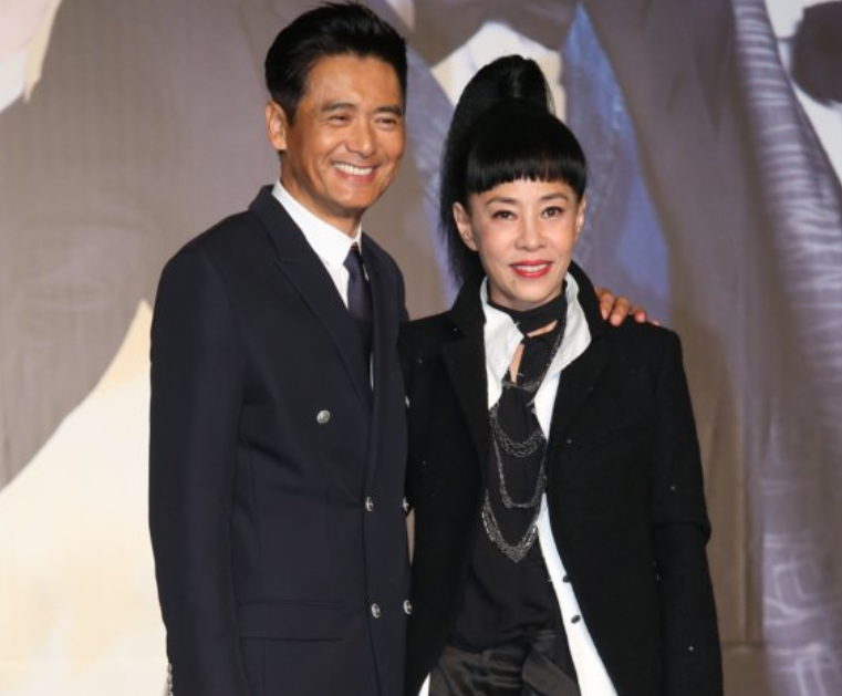 周润发2位前任喝酒聚会,搂肩合影表现亲密,均年过六十单身多年 - 易米