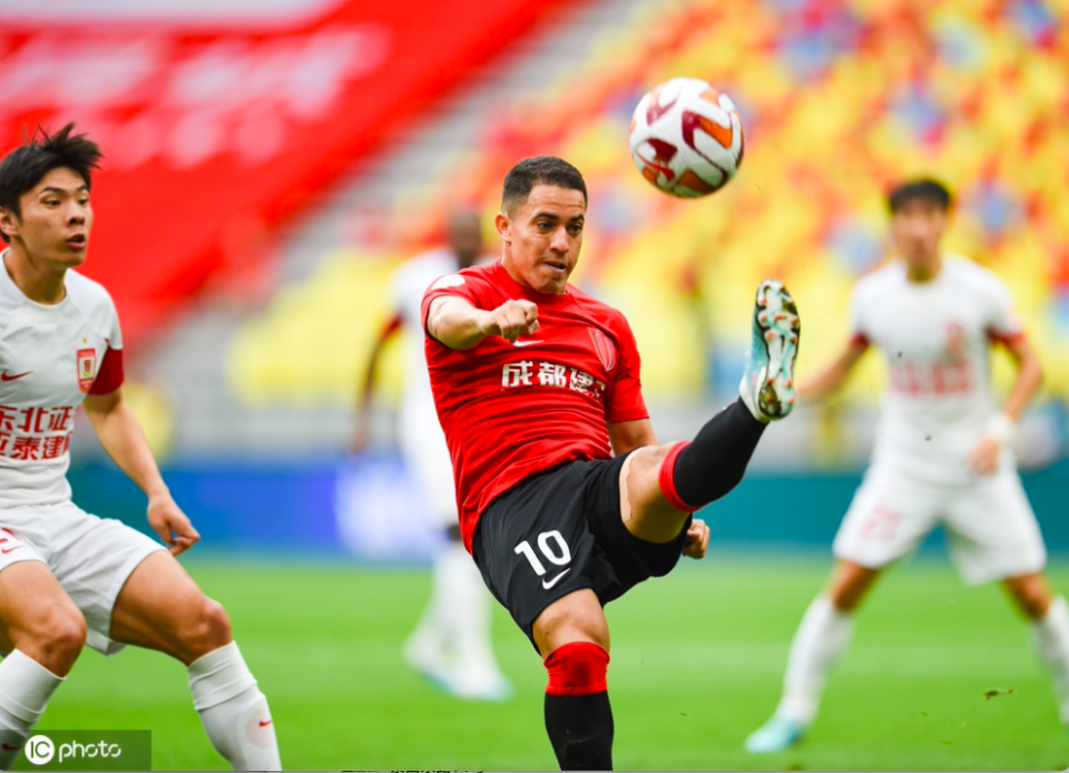 中超成都22长春亚泰金敃友闪击罗慕洛破门莱昂纳多94分钟绝平