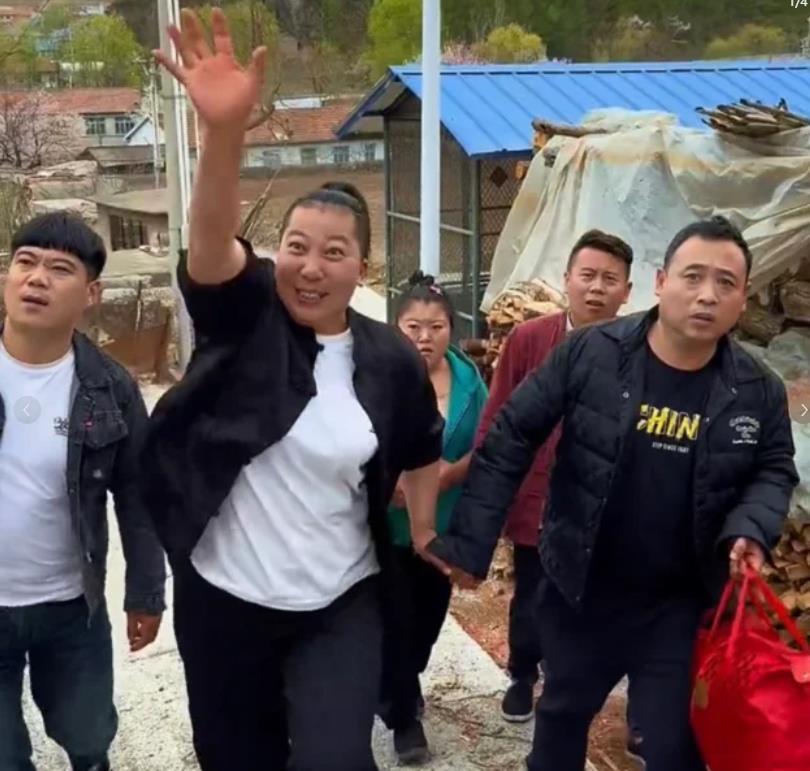 东北雨姐准备复出，夫妻低调打车出行，老蒯在饭店里神情紧张_腾讯新闻