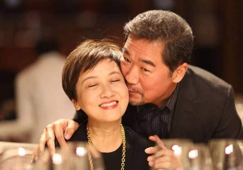 张国立结束国外度假携邓婕回国与宋丹丹聚餐其富豪老公罕露面