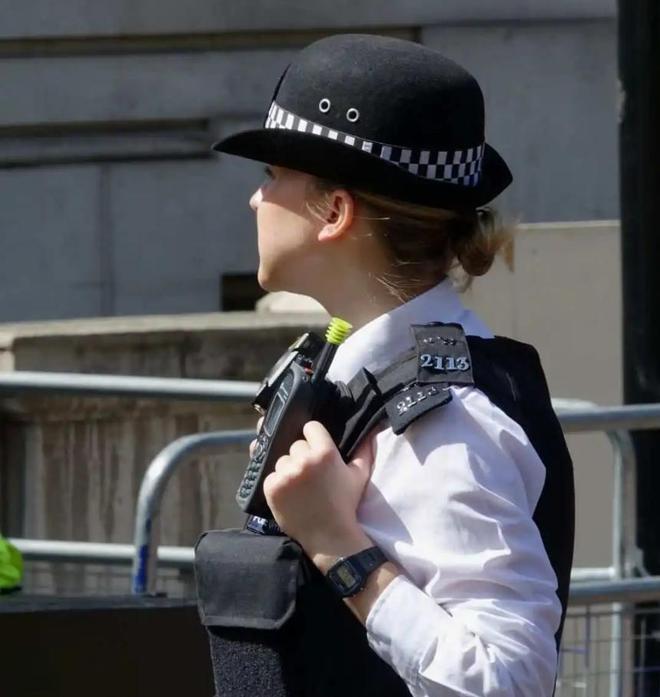 对于执法记录仪这种装备,英国警察不是没有,而是一般情况下很少携带