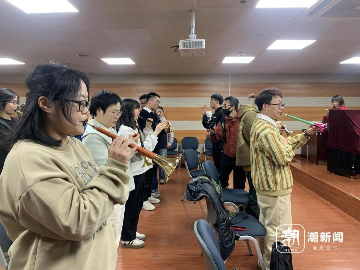 上过春晚的老师教唢呐:首日场面热烈,有程序员在家
