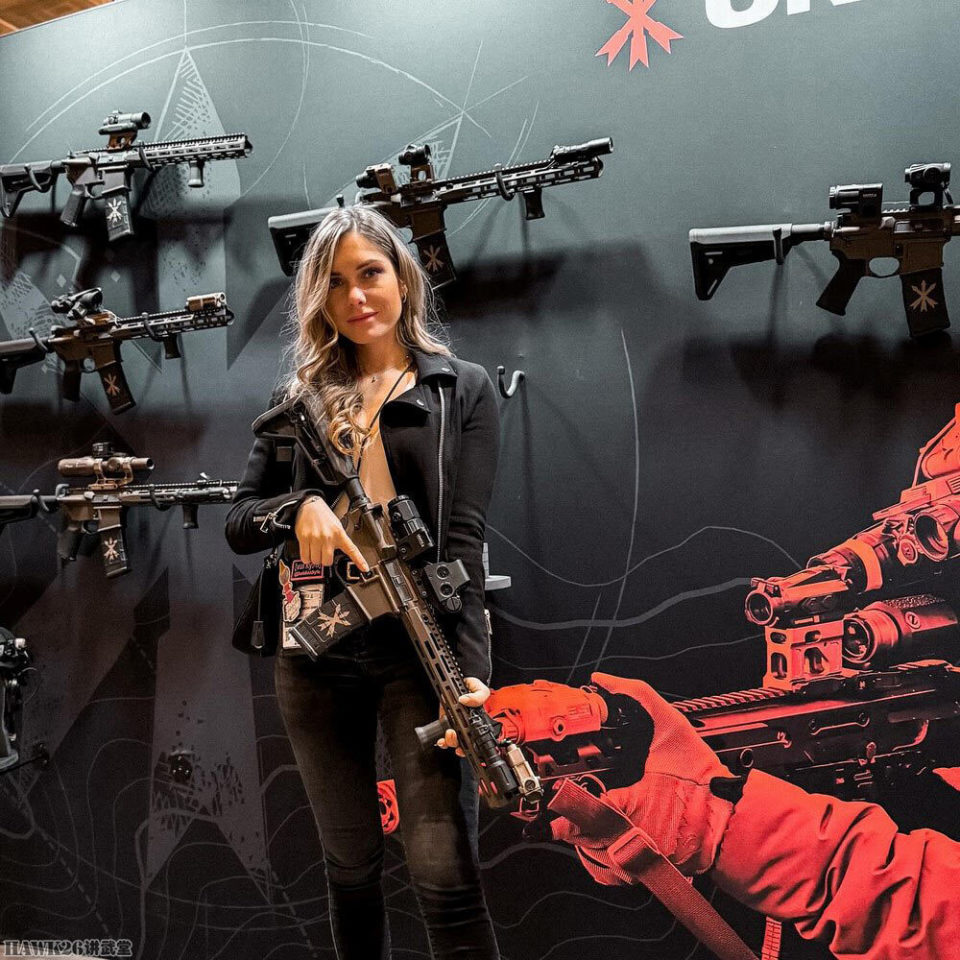 周末mm例图两位女性射击运动员交流各自经历给新人选手的建议