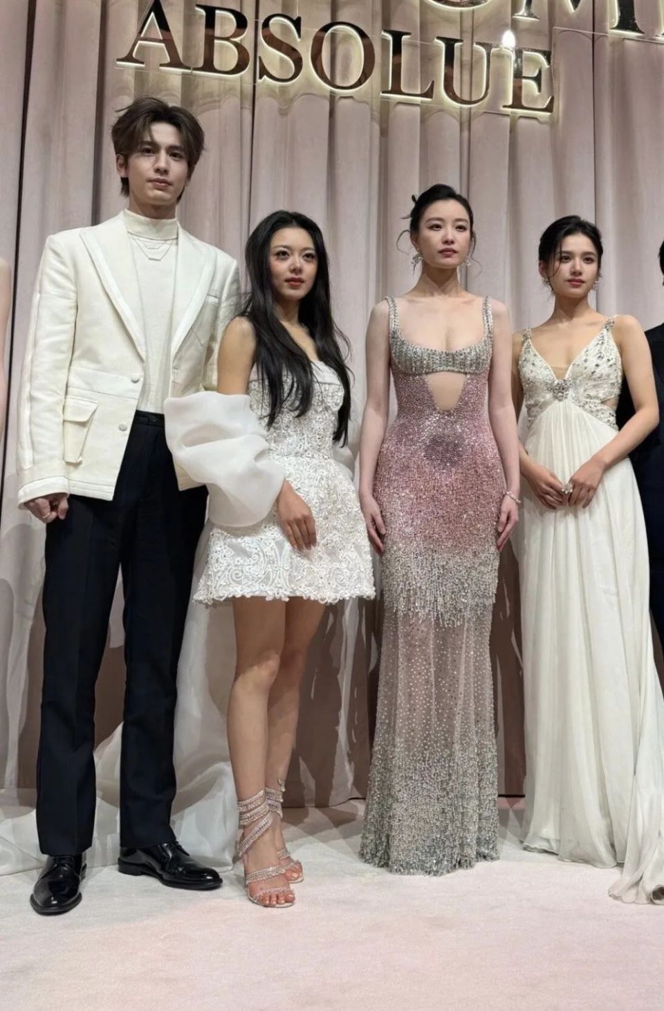 上海这一晚:倪妮冻坏了,赵今麦暴露「真实身高」,陈坤认不出了 _腾讯