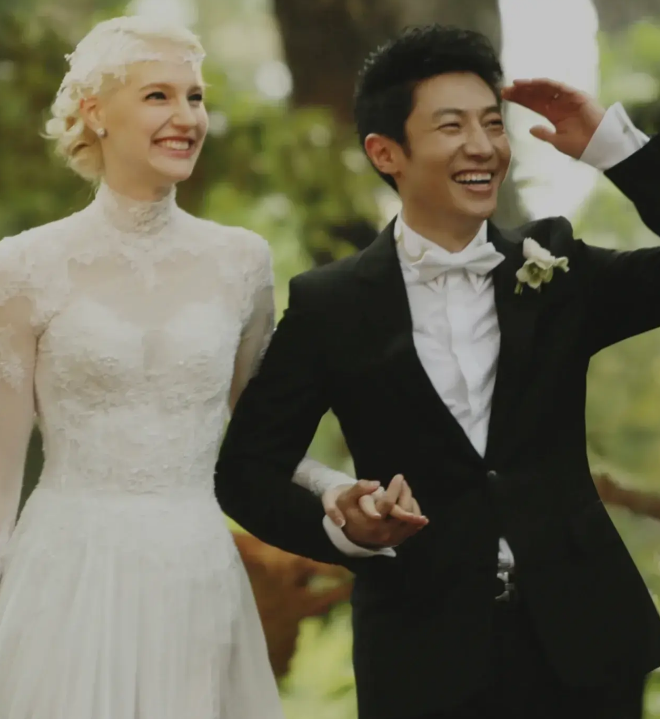 撒贝宁和老婆李白甜蜜穿衣服,公开秀恩爱!真夫妻就是最甜的!