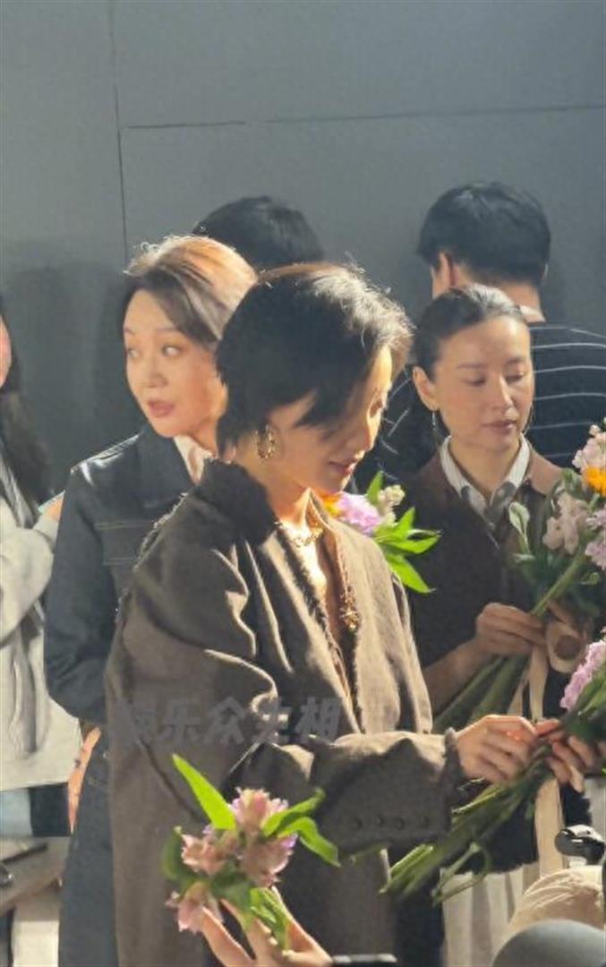 当55岁闫妮和45岁董洁同框，动作拘谨还尬笑，才懂红和不红的差别_腾讯新闻