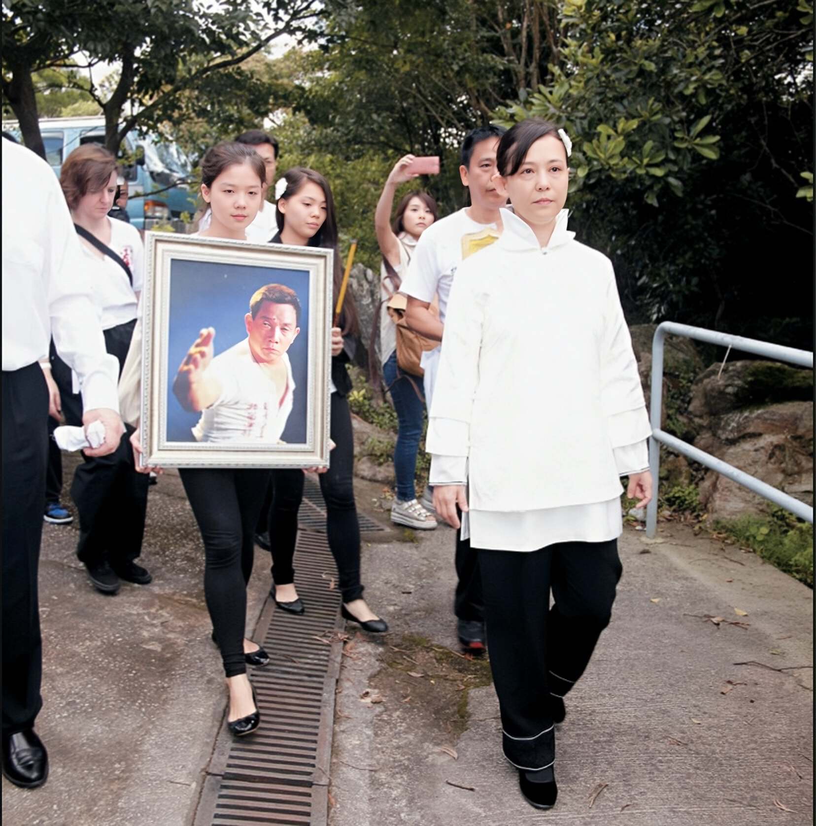 突發！香港知名演員骨灰被盜後終於找到，遺孀準備撒向大海 - 