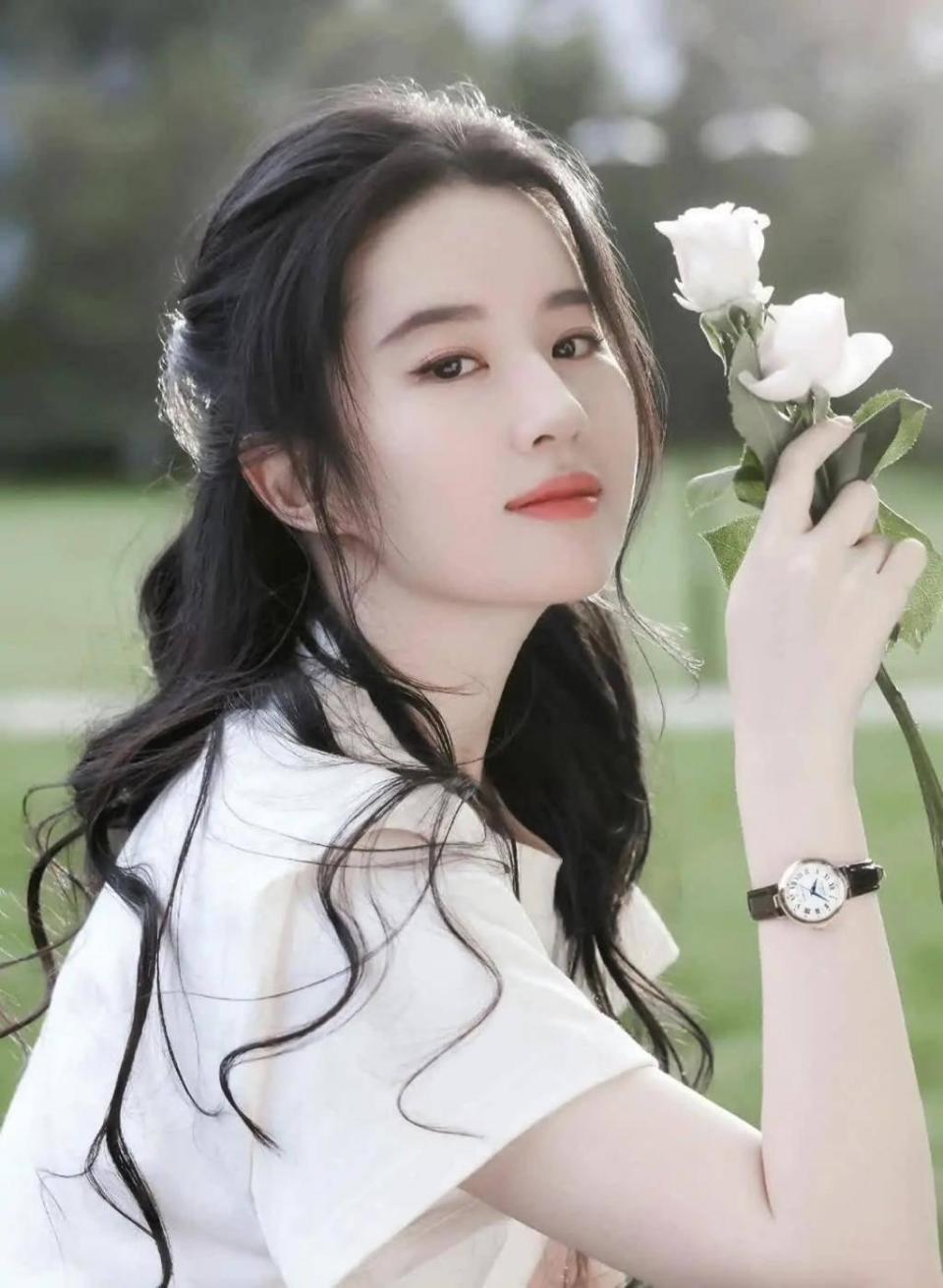 刘亦菲 刘亦菲是什么脸型？看了她长相解析，才明白为何只有她是神仙姐姐-腾讯新闻