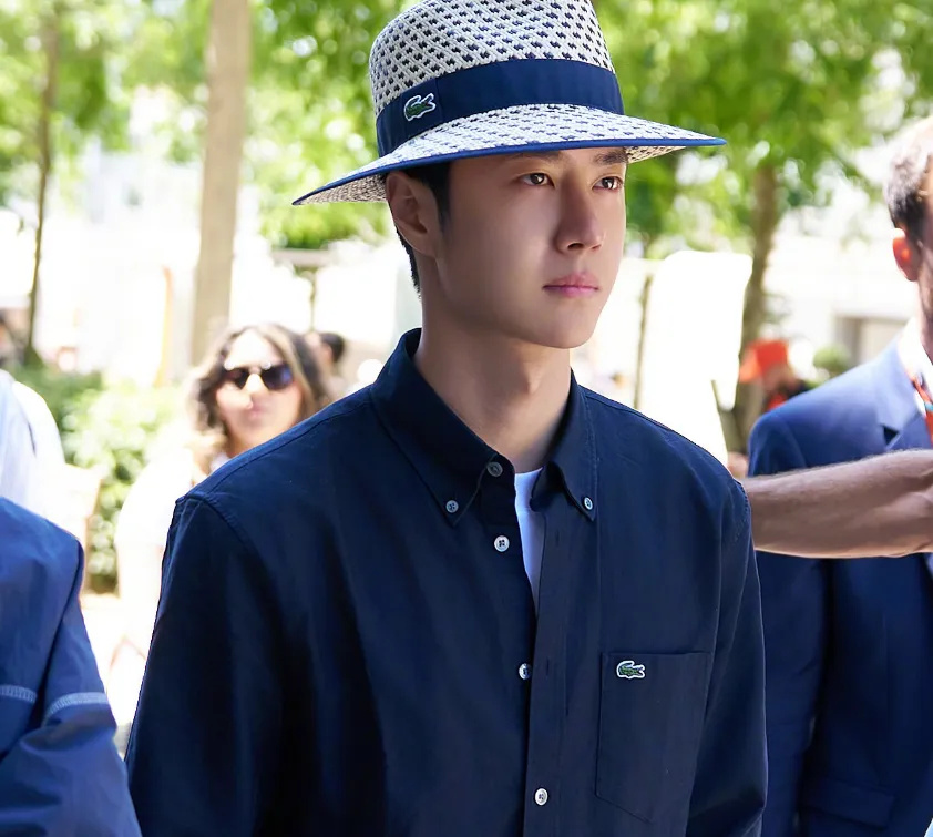 王一博最新露面依旧戴帽子,后脑疑似出现斑秃,国外看球赛散心