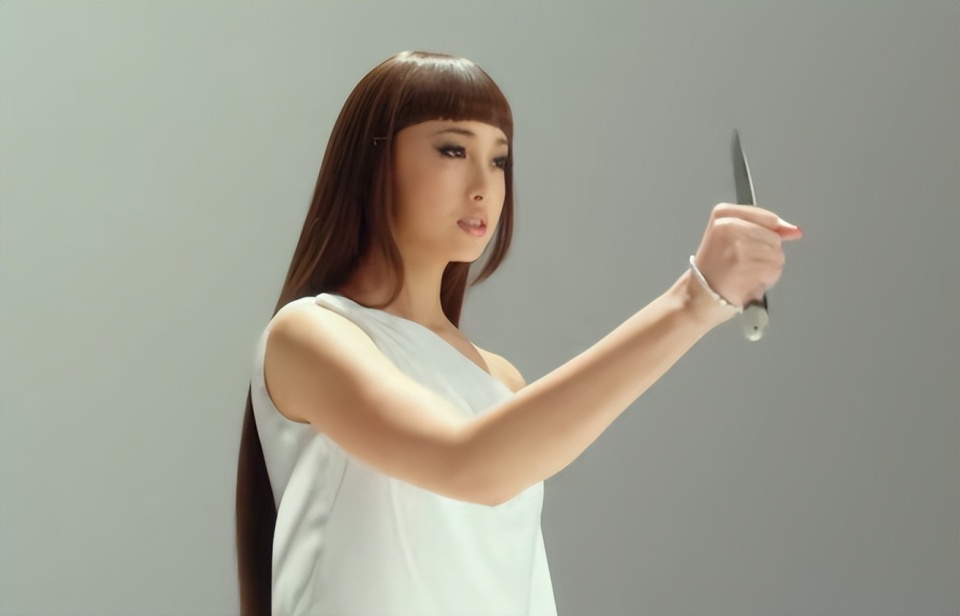 莉莉子是可怜的,同时也是疯狂的.