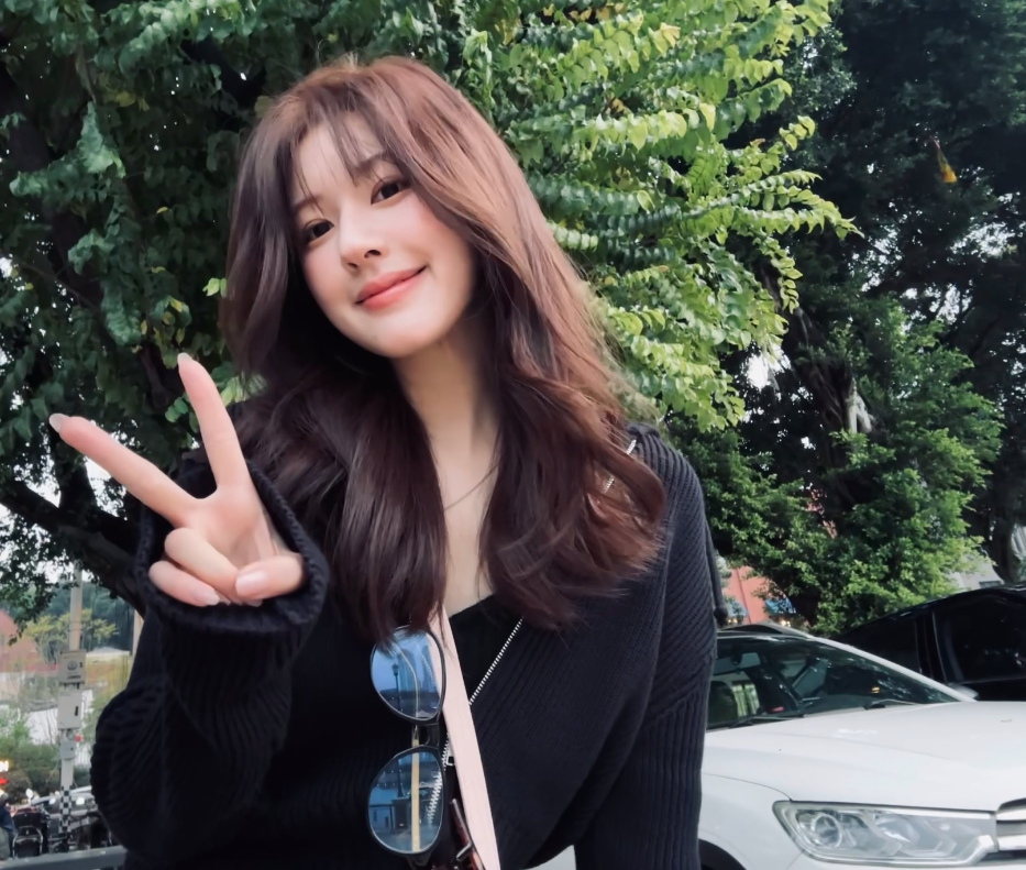 "赵露思"晒素颜自拍,皮肤状态超好,姐姐也太漂亮了吧!_腾讯新闻