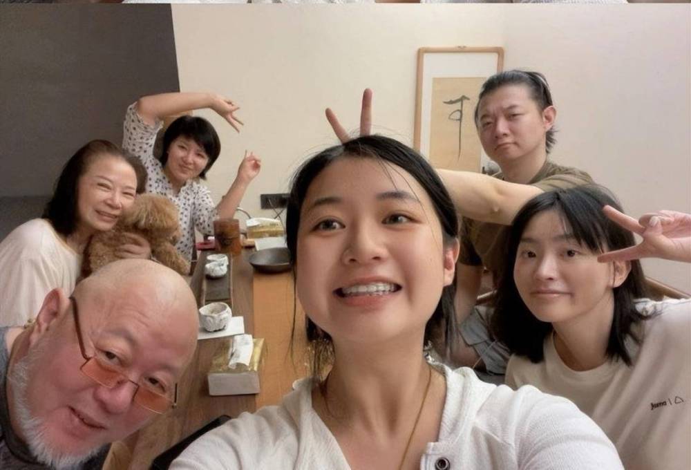 照片中,除了火风与霍尊,前妻仲小萍(霍尊生母)与妻子姜华以及霍苗之外