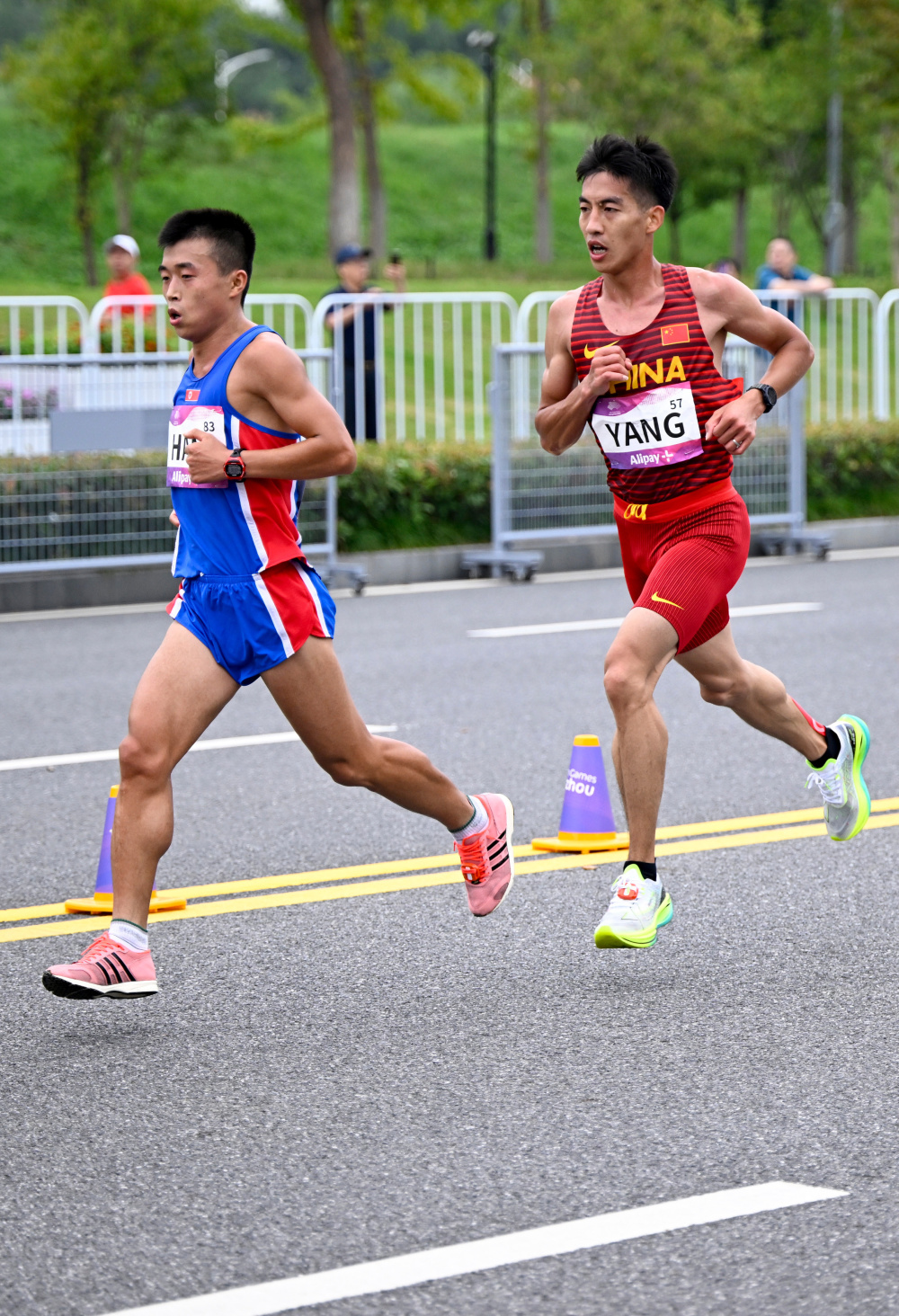 朝鲜选手孤胆英雄,穿旧跑鞋拿下亚运马拉松银牌,中国人送他碳板鞋