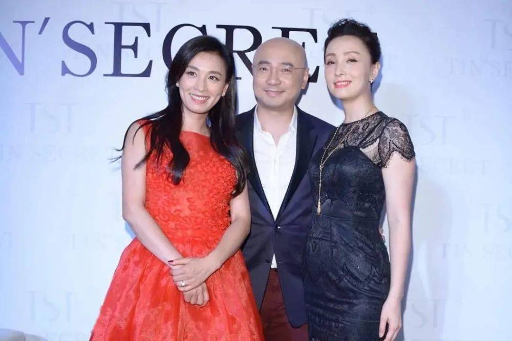 徐峥一家三口逛街被拍危难之际没有放弃陶虹但已得罪浙江卫视